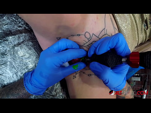 ❤️ Extremt tatuerade snyggingen Sully Savage fick en tatuering på sin klitoris ❤️ Super porr at sv.oldsex.ru ️❤